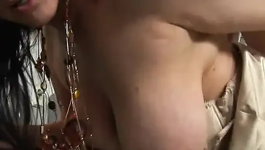 Geiler kerl dringt in dunkelhaarige milf in der küche ein