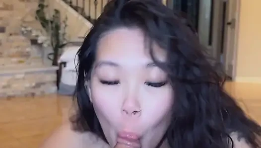 Aku lagi asik nyepong kontol temanku dengan tarian pangkuan, tapi kami akhirnya nyepong kontolku + doggystyle