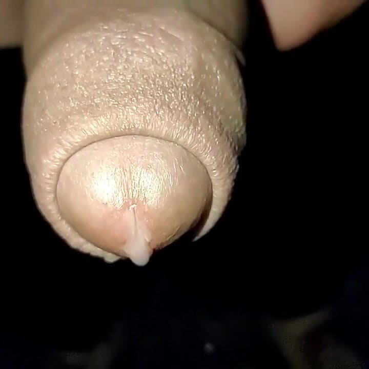 Yakın çekim ağır çekim - sünnetsiz yaraktan döl damlıyor