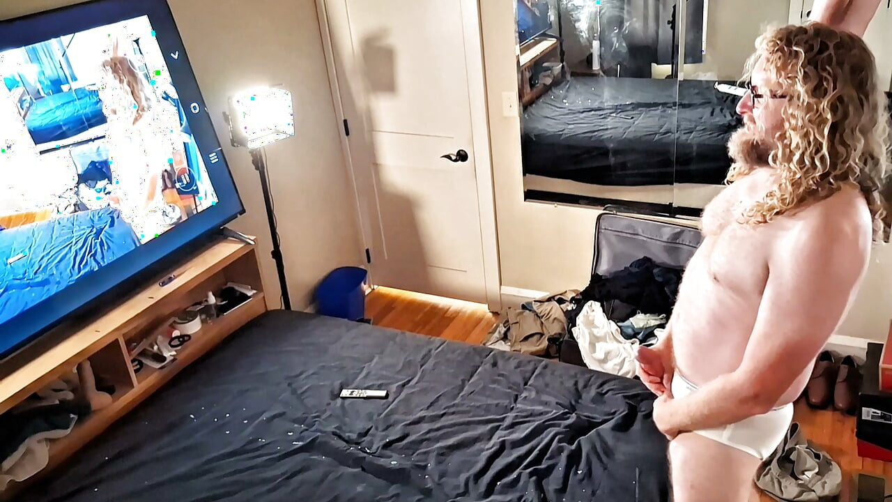 Corrida de tamaño colosal por toda la cama con mi polla gruesa