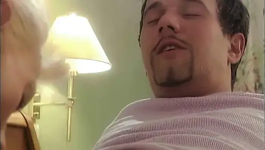 Pasangan itu suka menonton dan meniru