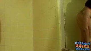 La magra Jay Marx accarezza un cazzo dritto nella doccia da sola