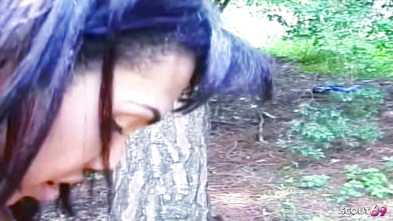 巨乳ラテン系ニューハーフが屋外で木に向かって男を犯し、彼が絶頂するまで