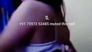 Une fille surprise en train de montrer ses seins lors d'un appel vidéo