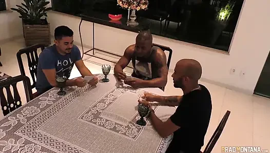 Aldatılan adam karısını iki arkadaşına bırakıyor