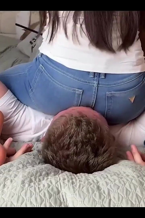 Reverse Facesitting in Jeans Suffer Under Ass