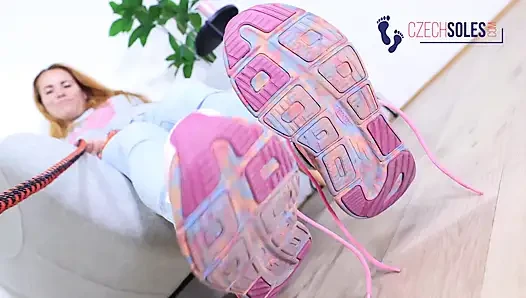 Du bist Leine sklave für MILF Turnschuhe und schmutzige Socken