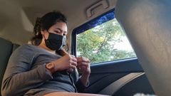 Masturbación pública arriesgada dentro del taxi sin tintado