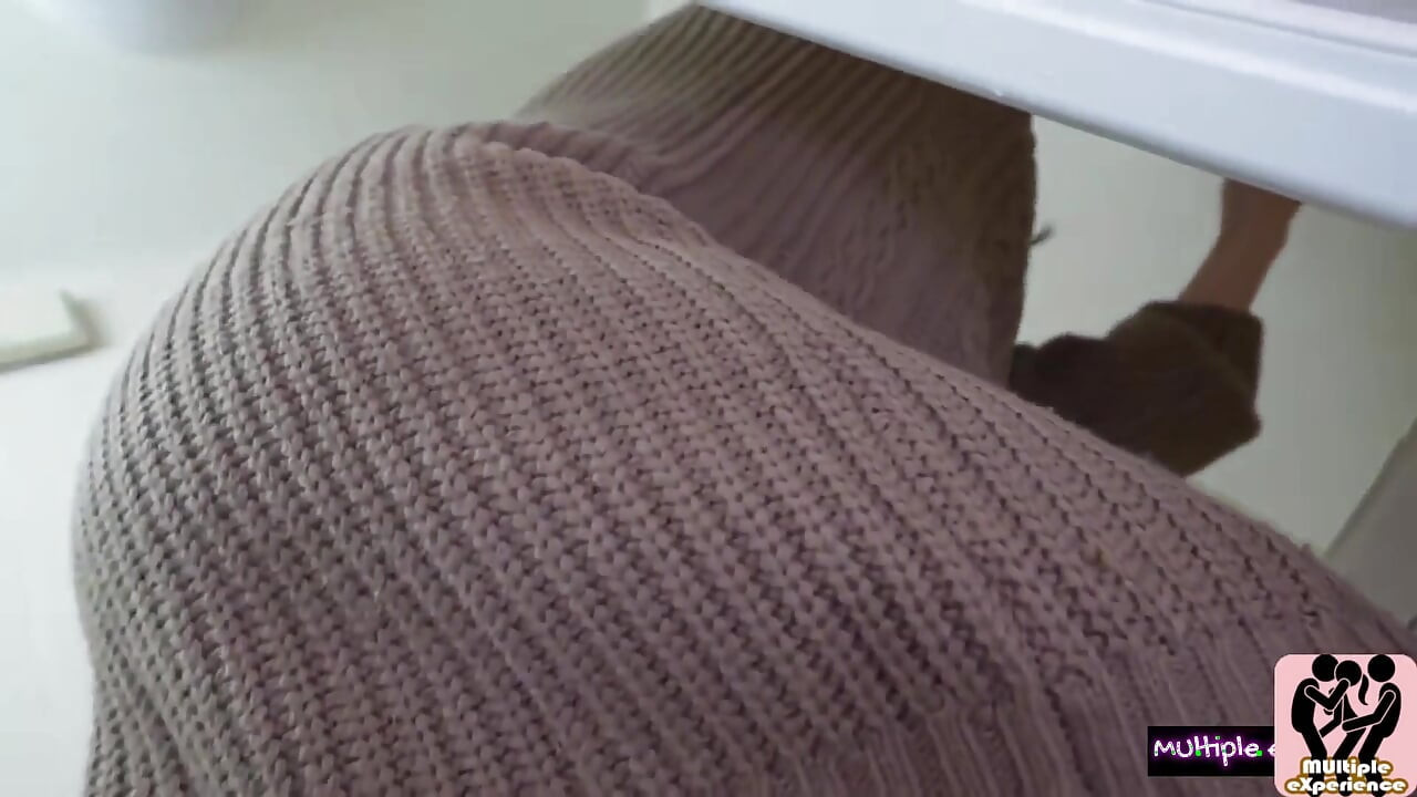 Bath Cleaning Housewife Gets a Surprise Visit at Home. Muscle Guy Joins in, Wild 3p Goes Out of Control!