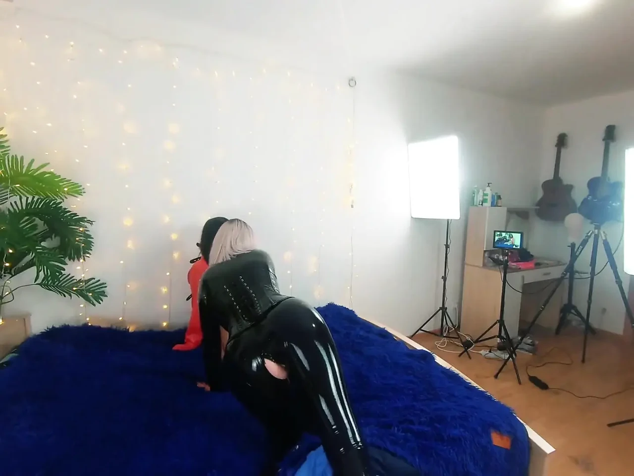漂亮的女同性恋恋物癖女孩做爱视频的后台. 积极的女主调教, 性爱游戏, 乳胶皮革