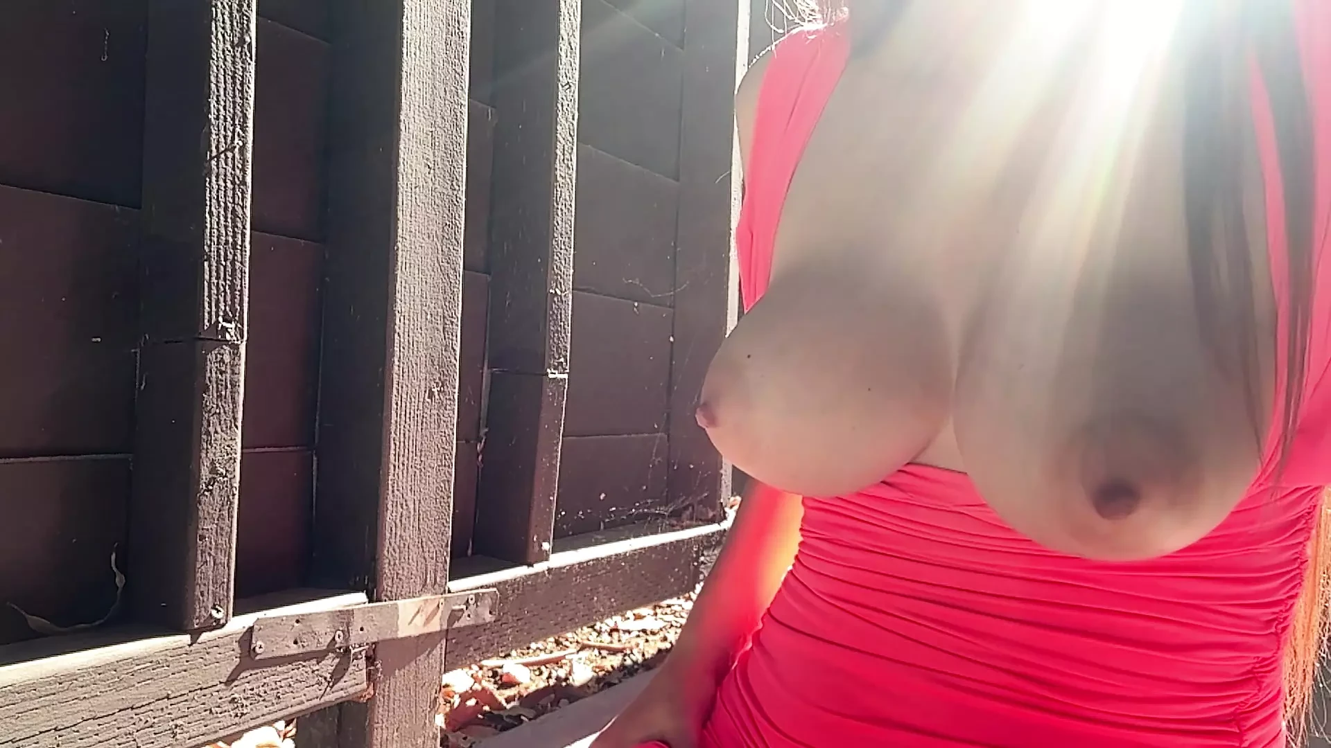 Italienische milf artemisia mit dicken titten lieben heiße solo-große möpse, die im freien hüpfen