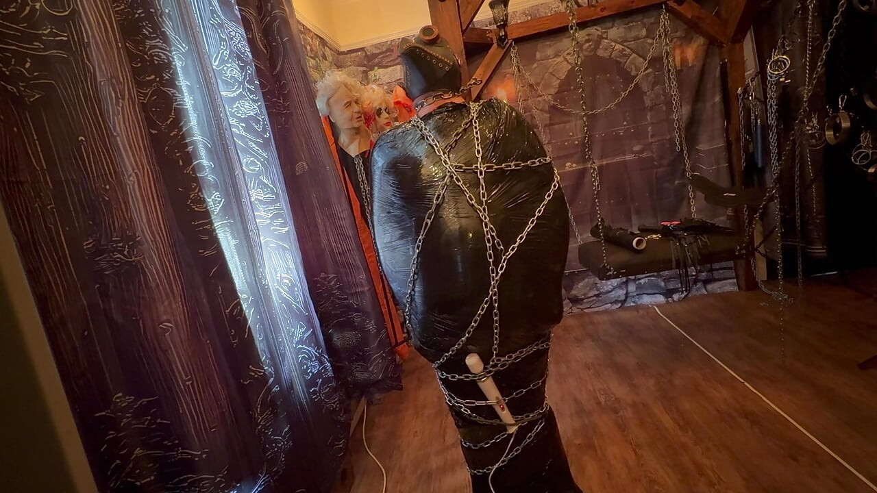 2. dio: - Domina Satana i Bag Man u foliji od paleta i lancima.