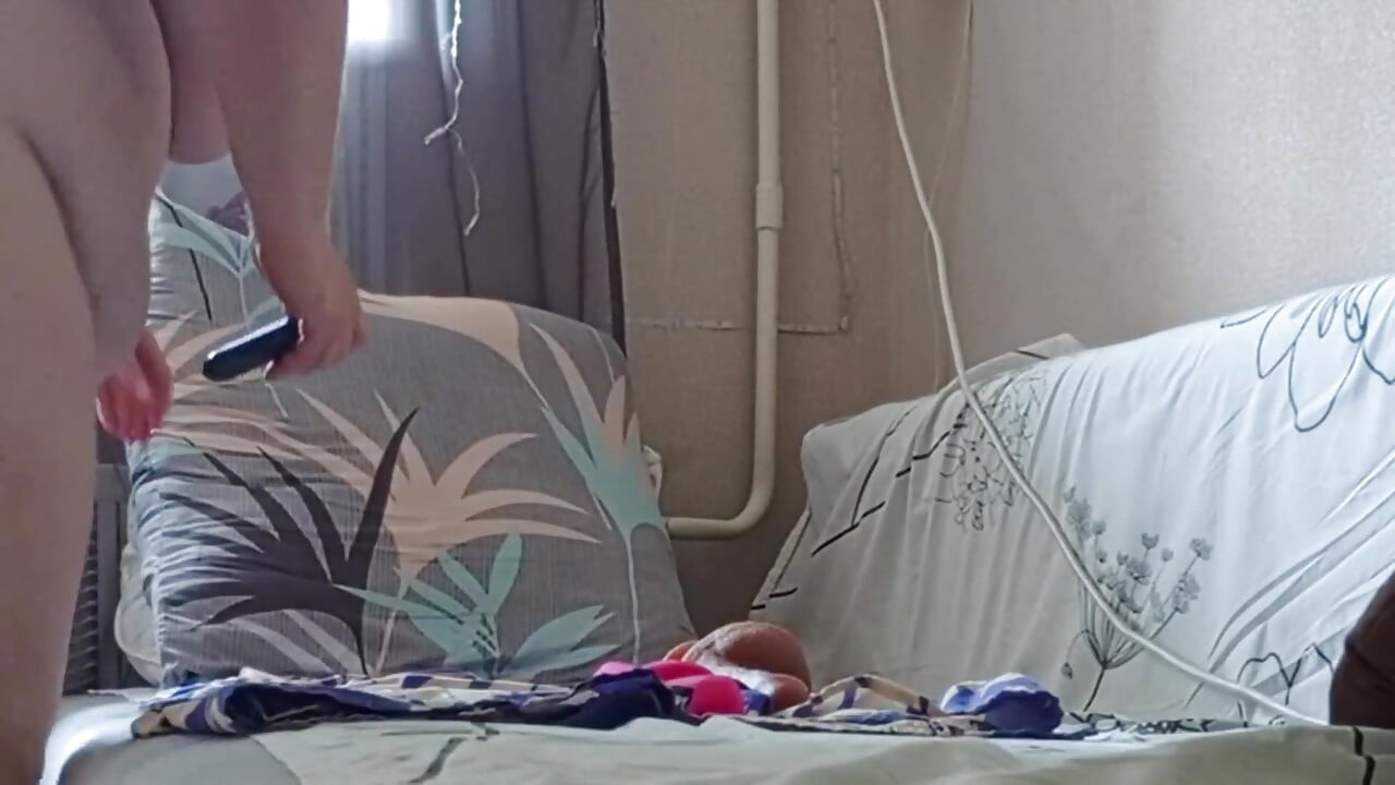 Insatiable Girlfriend Masturbates Her Big Pussy at Any Free Time