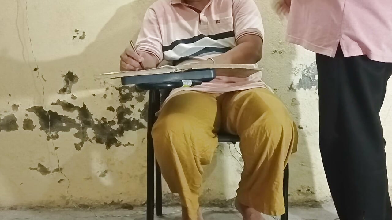 Piękny seks Desi Bhabi z młodszym przyrodnim bratem