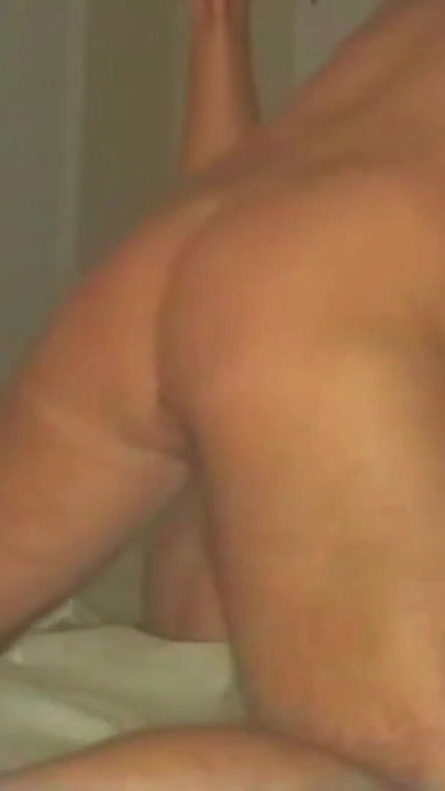 Seksowna rozwiedziona milf niech nowy chłopak wypróbowuje jej ciasny tyłek i spust w nim | Klip 1