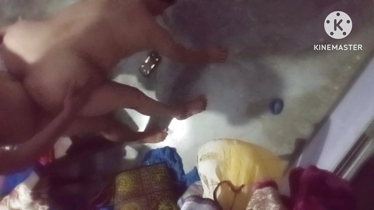גיס הודי דסי האכיל את גיסתו בבננה, היה איתה אקסית וליקק אותה. וידאו הינדי