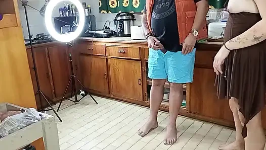 Salata yapmaya çalıştı ve sonra biraz yarak yedi