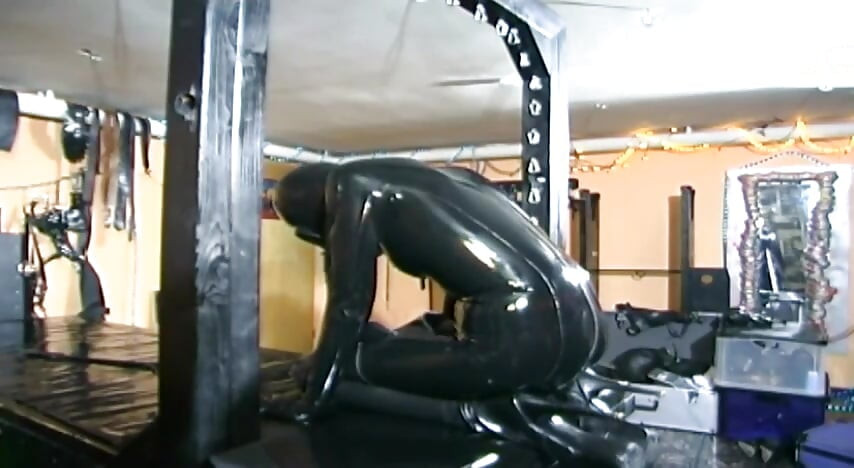 Robie extremă pentru curvă cu fetiș cu latex