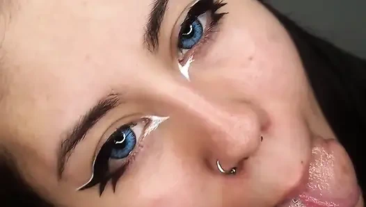 Evime geldiğinde ona lezzetli bir sakso çekiyorum - amatör sakso ve döl yutma