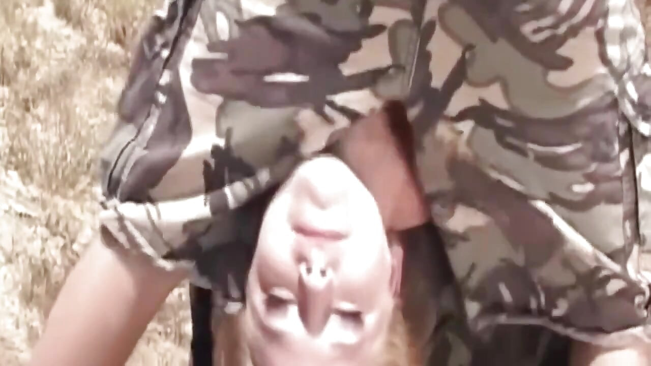 Madura rubia milf chupa polla al aire libre y extiende coño mojado