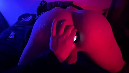 Kız erkek arkadaşına mastürbasyon yaparak ve ilk kez götünü yaparak domine ediyor