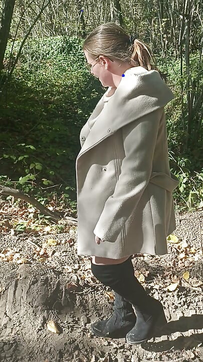 Jade shows off in the wood with the strangers