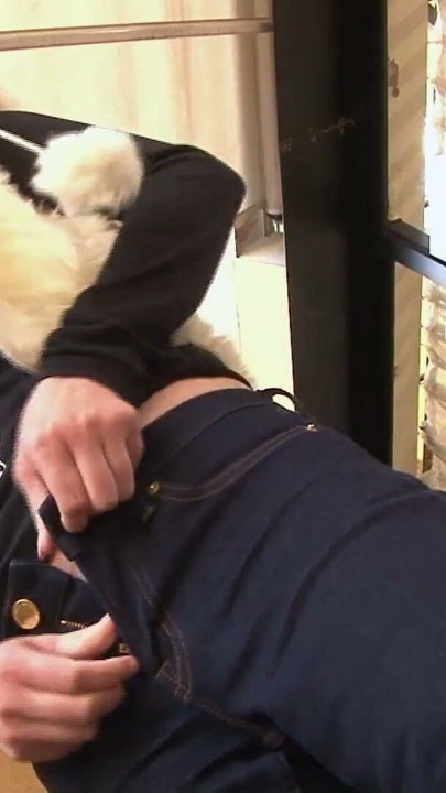 Junge Notgeile Asiatin 23 bekommt Jeans zerrissen und wird von zwei Typen gefickt | Clip 1