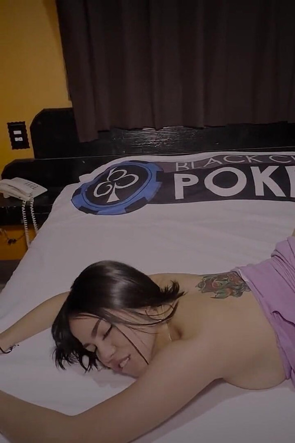 Arbeitendes mädchen rebeka boo fickt high-rolling kunden