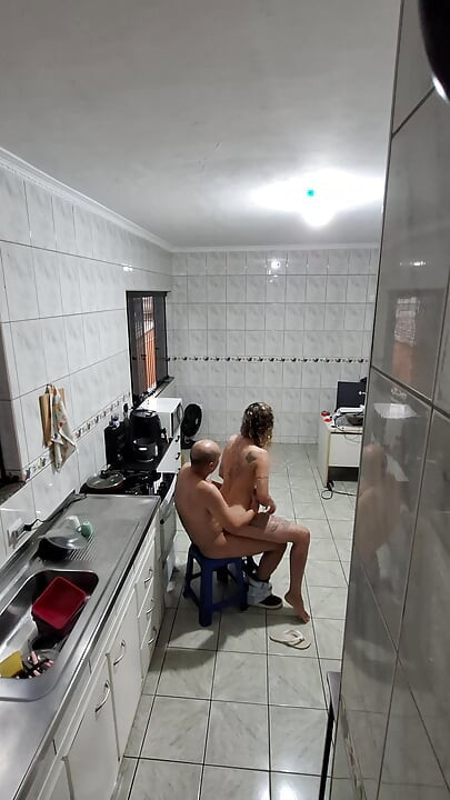 แม่บ้านถอดเสื้อผ้าและรับหน้าเป็นพิเศษ