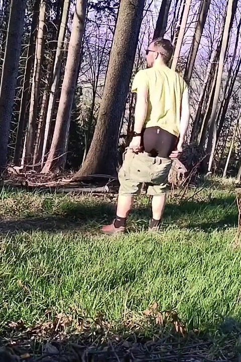 Nua na floresta