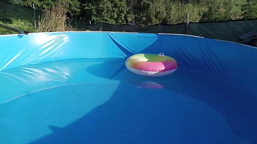 Natte zomerrit. In het zwembad
