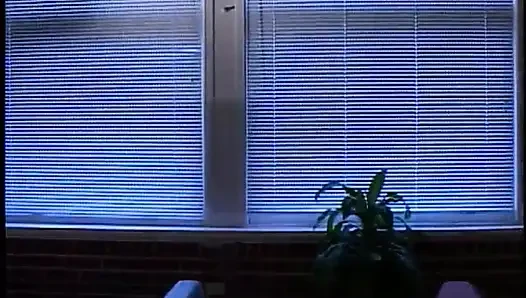 Büyük yuvarlak memeli ateşli sarışın orta yaşlı seksi kadın sert bir yarağa biniyor