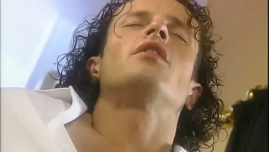 Fantastische geile MILF lutscht und fickt einen großen retro-kommenden schwanz