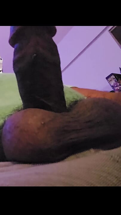 Thick Daddy Jerks off While Editing His own Vid