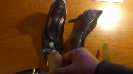 Shoejob, große Ladung Sperma auf High Heels