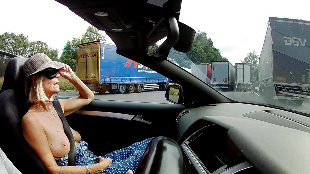 Martes de tetas con los ojos vendados, diversión en parada de camión