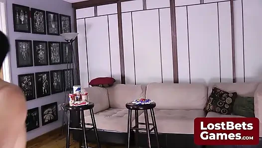 Cewek itu berperan sebagai pengamat strip torange yang menawan