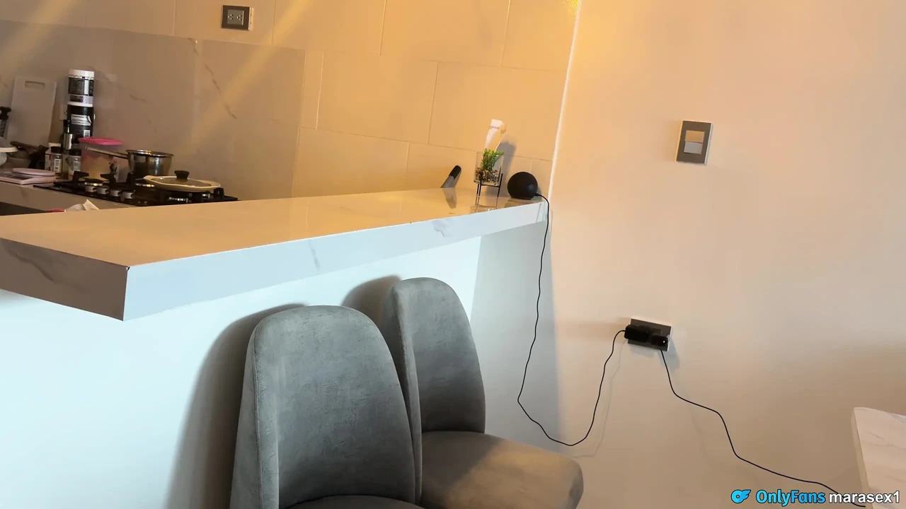 Anh Kế, Anh Có Thể Giúp Tôi Làm Bài Tập Về Nhà Không? Bạn Có Nó Rất Khó Khăn!