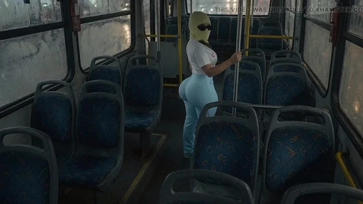 Minyon büyük götlü kız otobüste açık mavi taytla twerk yapıyor