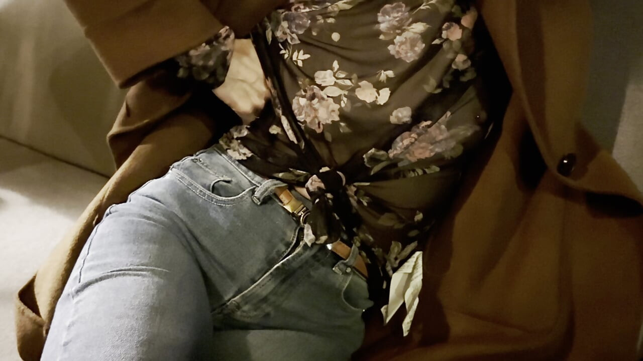 Zadirkivanje muža s potpuno prozirnom bluzom preko čaše vina u vanjskom baru i podizanje bluze prema gore otkrivajući sise