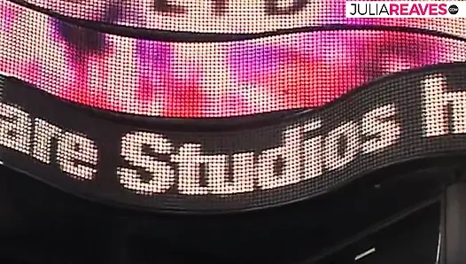 Lesbische schätzchen ficken sich nach tiefem küssen mit einem dildo