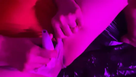 Помогаю замужней женщине мастурбировать с использованием дилдо