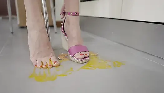 Canı sıkılan sarışın orta yaşlı seksi kadın ateşli ayaklarla yumurtaları eziyor - ayak fetişi ezme!