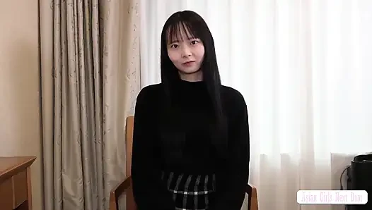 Zerbrechliche und doch strahlende Schönheit mit Idol-Level-Looks zeigt ihren Charme in einem seltenen ersten privaten Auftritt