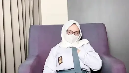 Lise öğrencisi büyük götünü fışkırtarak gösteriyor