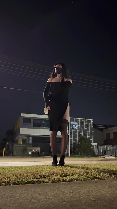 Aziatische travestiet hoer speelt met kont op een openbare straat