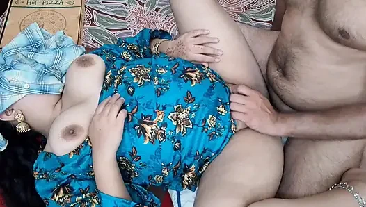 Desi bhabhi mengundangnya ke rumahnya dengan dalih makan pizza dan menangkap kontolnya