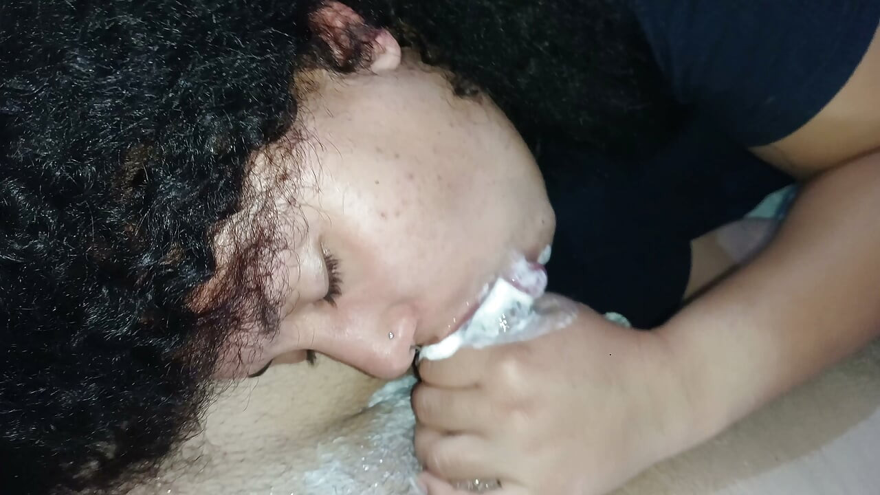 CREAMPIE FACIAL: SPERMA OVER DE MOOIE LIPPEN VAN DEZE SLET