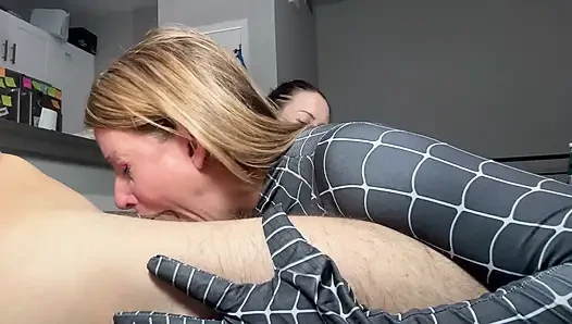 2 oda arkadaşı büyük yarakla tüm deliklerini yok etmek istiyor. Cosplay örümcek kızlar üçlü seks, anal dölleme. Sert seks boşalması