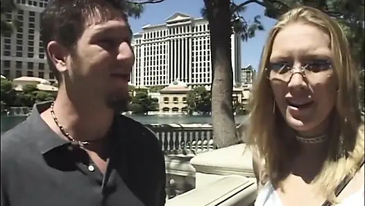 Blondes schätzchen fingert im dampfigen hotelfick bis zum orgasmus